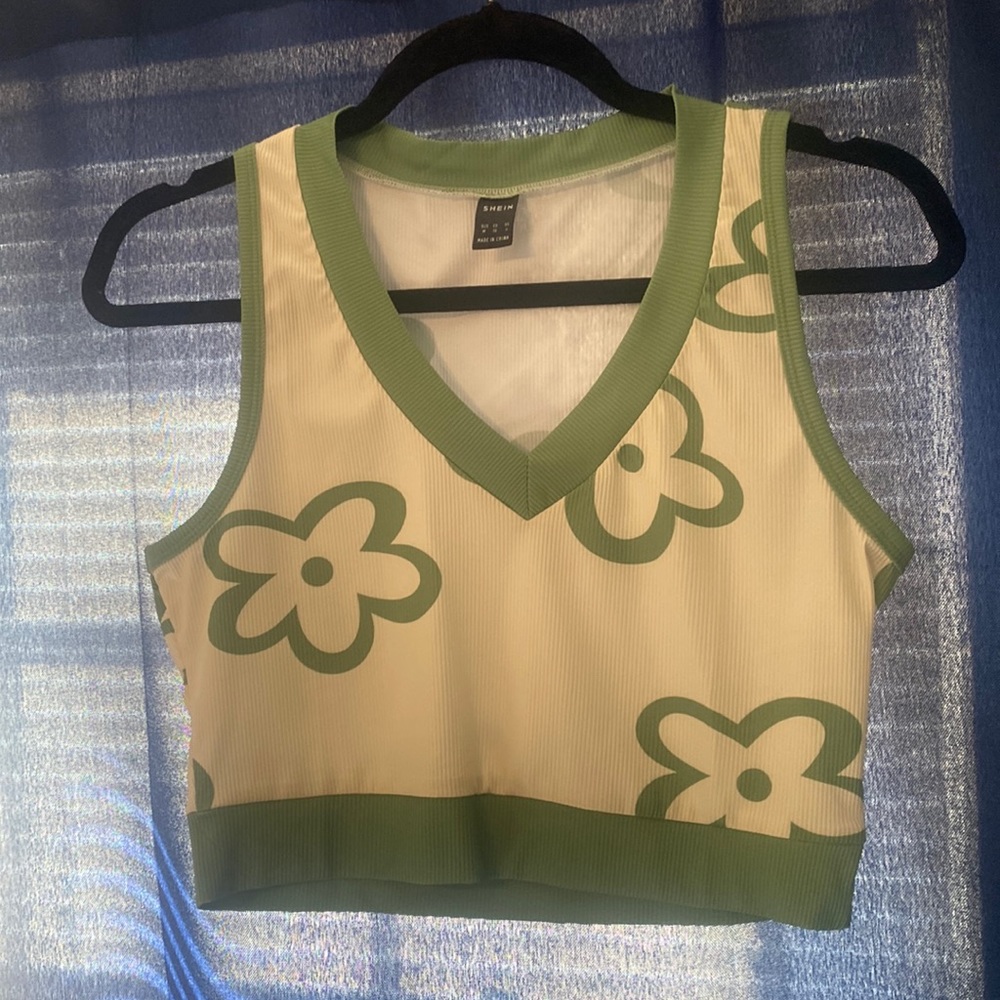 SHEIN top. Hippie flower shirt. Fits true to size. Green and off white.